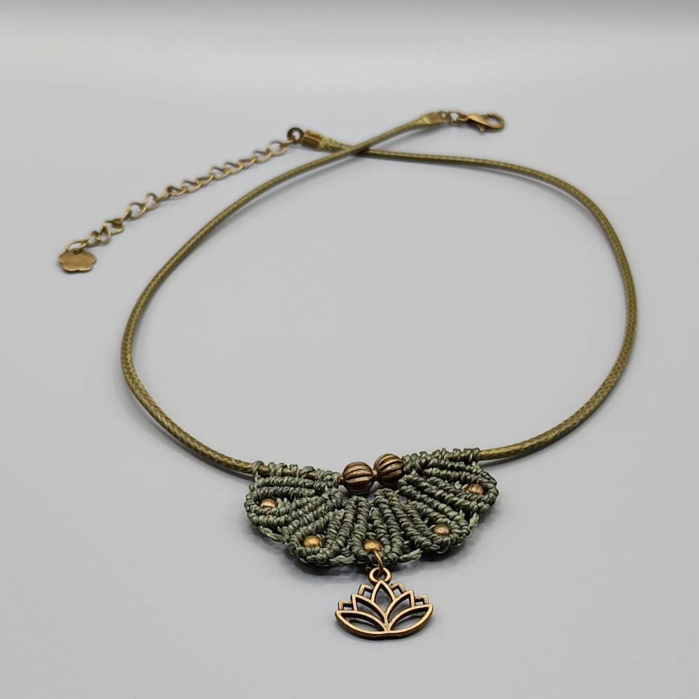 Makramee Kette in olivgrün mit bronzefarbenen Metallperlen und einem Anhänger Lotusblüte Bild 1