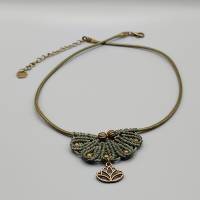 Makramee Kette in olivgrün mit bronzefarbenen Metallperlen und einem Anhänger Lotusblüte