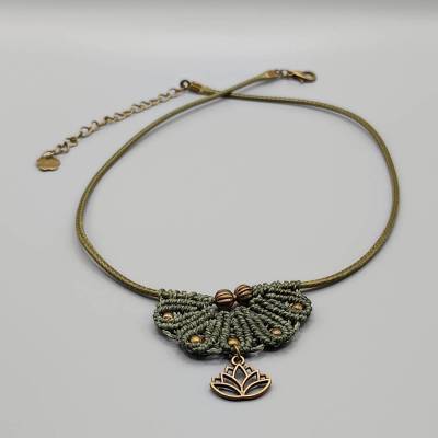Makramee Kette in olivgrün mit bronzefarbenen Metallperlen und einem Anhänger Lotusblüte