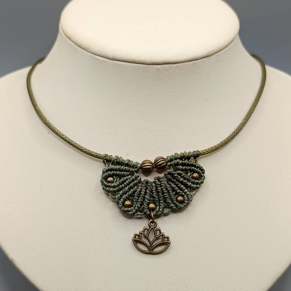 Makramee Kette in olivgrün mit bronzefarbenen Metallperlen und einem Anhänger Lotusblüte Bild 2