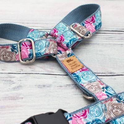 Hundegeschirr FROSTED ROSE – Rosenmuster Blau Rosa Grau, verstellbar, leicht, robust, elegant, romantisches Winterdesign