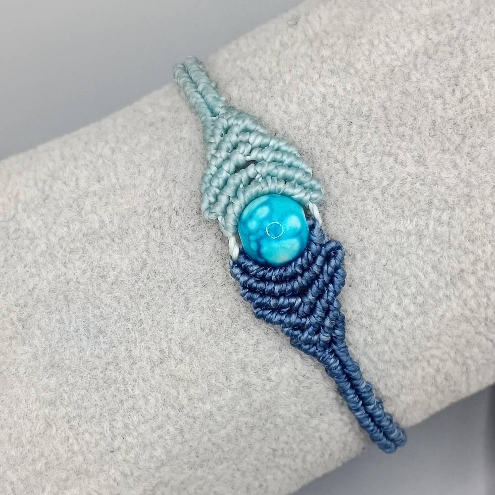 zierliches Makramee Armband in zwei verschiedenen Blautönen mit einer marmorierten Acrylperle Bild 1