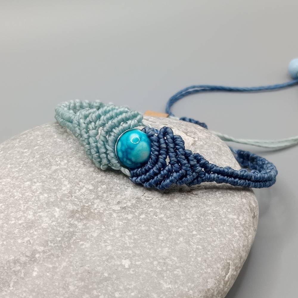 zierliches Makramee Armband in zwei verschiedenen Blautönen mit einer marmorierten Acrylperle Bild 2