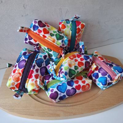 Handgemachtes Softshell Minitäschchen Regenbogenherzen – Unikat, Kleingeldtasche & Organizer