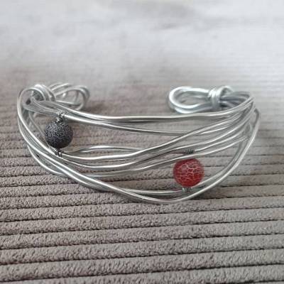 Armreif aus Aluminium mit Perlen, Drahtschmuck