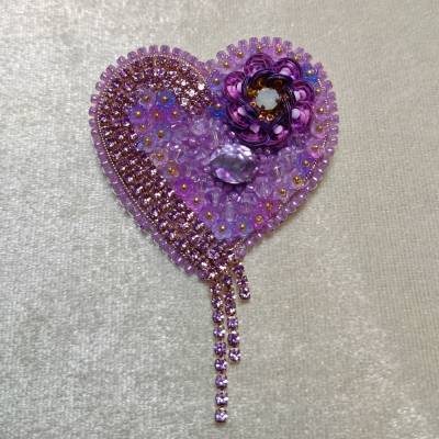 Handgemachte Brosche – Herz in Flieder und Violett – mit funkelnden Perlen und Blütenelement