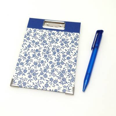 Klemmbrett DIN A6 blaue Blumen – Schreibunterlage 12,0 x 17,0 cm – Handgefertigt