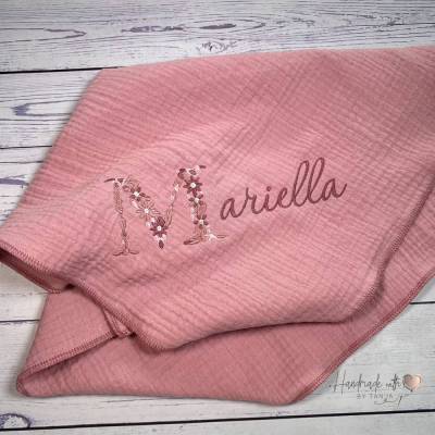Musselin Tuch mit Namen & Blumen Initial bestickt I personalisiertes Spucktuch I Geschenk zur Geburt I 50x50 cm