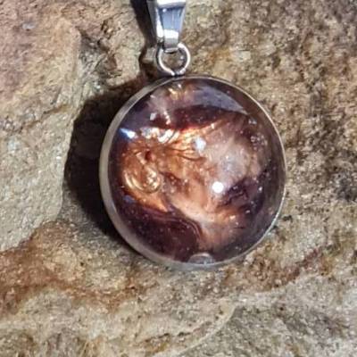 Handgefertigter Cabochon mit Alcohol Ink Effekt – Epoxidharz-Anhänger in Metallfassung an Baumwollkordel