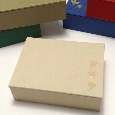 Handgefertigte Box aus beigem Leinen mit Rub-On – Individuelle Buchbindearbeit als Geschenk- oder Schmuckschachtel