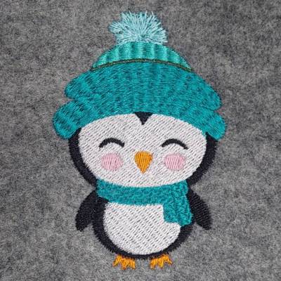 Pinguin mit Strickmütze Stickdatei 15-15x26cm – Winterliches Stickmuster für Stickmaschinen