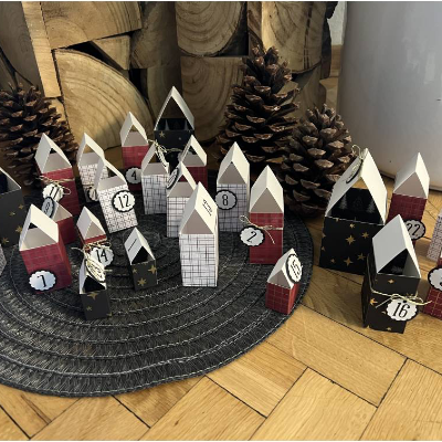 Handgemachter Adventskalender in Häuschenform zum selbst befüllen – liebevoll gestaltet & perfekt als Weihnachtsdeko