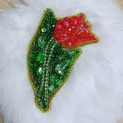 Handgefertigte Brosche „Roter Tulpe“ mit Glasperlen bestickt, Anstecknadel, Handarbeit