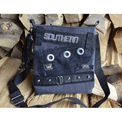 Jeans-Upcycling Crossbag, Umhängetasche,„Black Thorn“ aus gebrauchten schwarzen Jeans – Gothic trifft Nachhaltigkeit
