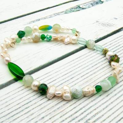 Außergewöhnliche Perlenkette, grün, weiß Schmuck, Unikat, Geschenkidee für Sie, Kolleginnen, Weihnachten, Geburtstag