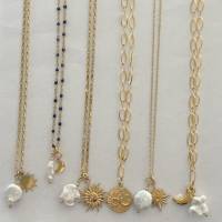 „Sun & Moon“ - Goldfarbene Edelstahl-Halsketten mit Süßwasserperlen und Sonne/Mond