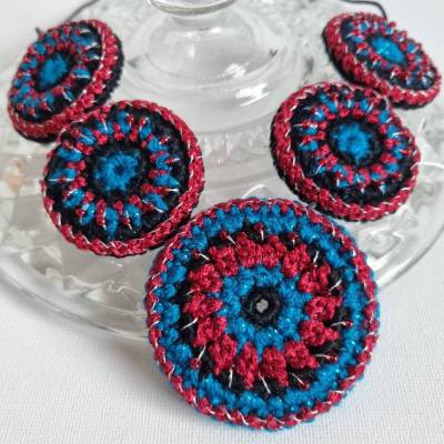 Außergewöhnliche und auffällige Häkelkette, Häkelmedaillons um Hals