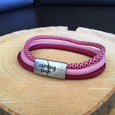 „Coming Soon“ farblich tolles Multistrang-Armband mit graviertem Edelstahlverschluss