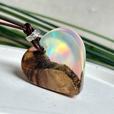 Herzanhänger aus Olivenholz & Opalharz – Regenbogenschimmer | Handgefertigtes Unikat