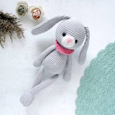 Gehäkelter Amigurumi Hase – graues Kuscheltier mit rosa Kragen, Geschenkidee für Babys & Kinder