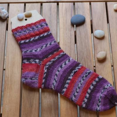 Handgestrickte Sneakersocken Größe 37/38 lila rot – Wollsocken Unikat, Spende & Handarbeit
