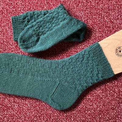 Gestrickte Socken Gr. 42/43 – Handarbeit, Strümpfe, tannengrün mit Muster