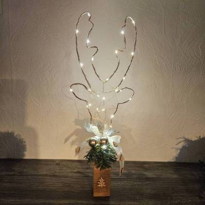 Handgefertigter großer Rentierkopf aus Aluminiumdraht auf massivem Eichenfuss. Beleuchtung. Liebevoll dekoriert. 48 cm