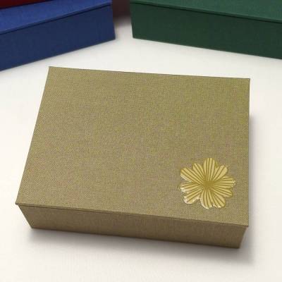 Handgefertigte Box aus olivgrünem Leinen mit Rub-On – Individuelle Buchbindearbeit als Geschenk- oder Schmucksc
