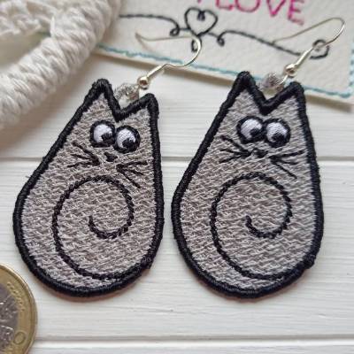 Katzen Ohrringe gestickt grau schwarz – leichte Spitzenohrringe aus Lace, Geschenk für Katzenfreunde