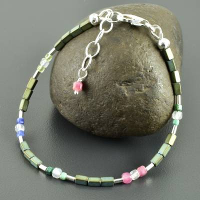 Zartes Armband mit kleinen Hämatitrechtecken und Edelsteinwürfeln, Turmalin, Lapislazuli, Labradorit, Chrysokoll
