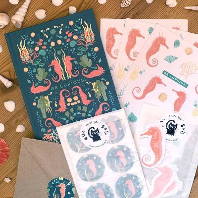 Journaling Set Seepferdchen | DinA5 | Notizbuch mit Punktraster + 78 passende Sticker | Meerestiere Deko | Starter Set