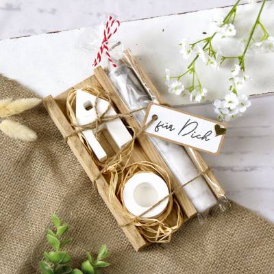 Handgemachtes Geschenkset – Stabkerze in Marmoroptik, Kerzenhalter & Dekohaus in Holzbox, perfekte Geschenkidee zum Einzug