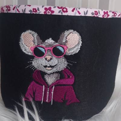 Geschenkekörbchen/Utensilo bestickt mit Frau Maus