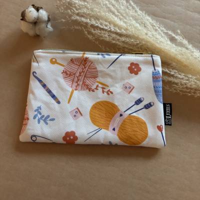 Kleines Reißverschlusstäschchen, handgenähtes Mäppchen mit Wollknäuel-Motiv