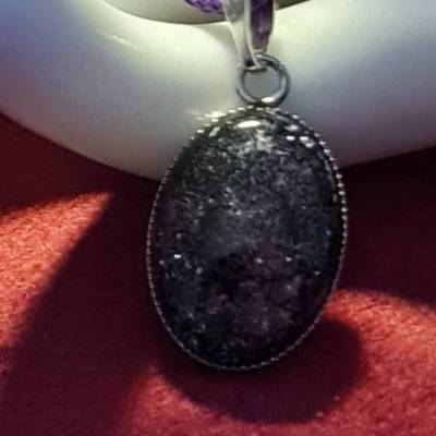 Handgefertigter Cabochon mit Alcohol Ink Effekt – Epoxidharz-Anhänger in Metallfassung an Baumwollkordel