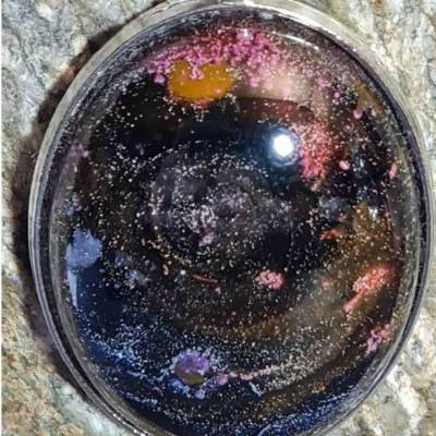 Handgefertigter Cabochon mit Alcohol Ink Effekt – Epoxidharz-Anhänger in Metallfassung an Baumwollkordel