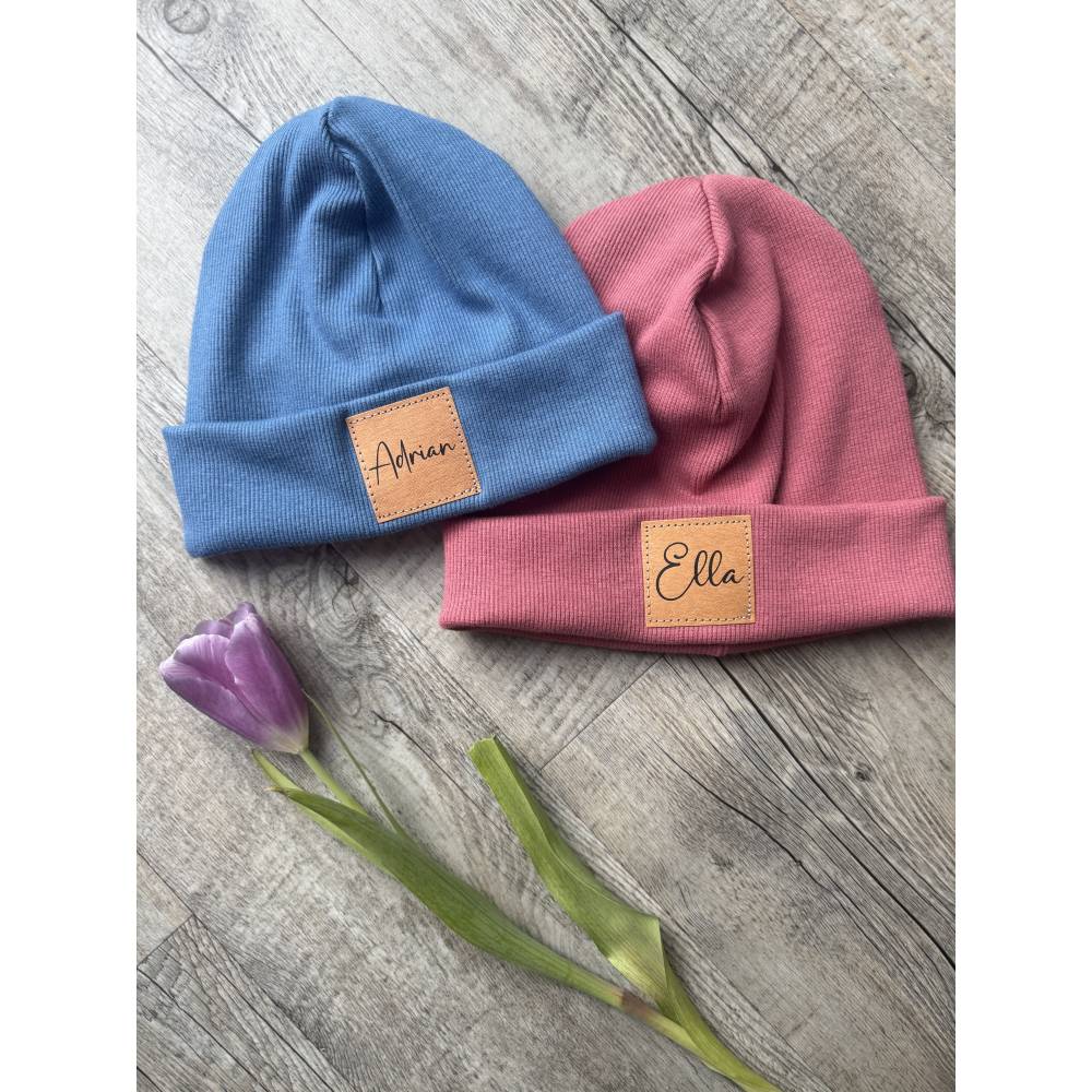 Mütze mit Namen personalisiert in blau oder altrosa für Babys, Jungen, Mädchen, Damen und Herren Bild 1