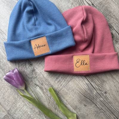 Mütze mit Namen personalisiert in blau oder altrosa für Babys, Jungen, Mädchen, Damen und Herren