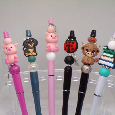 Handgemachter Kugelschreiber mit Silikonfigur & personalisierbarem Buchstabenanhänger – Geschenkidee mit Ersatzmine