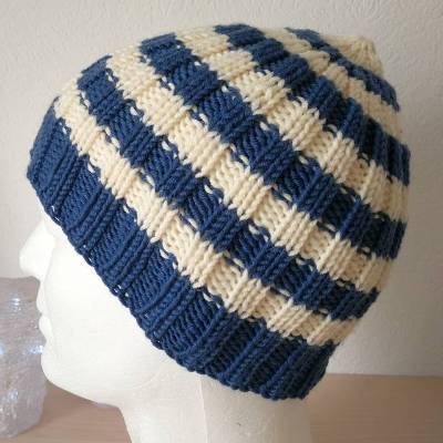 Handgestrickte Rippenmütze Blau/Weiß – Unisex, dehnbar, pflegeleicht & vielseitig