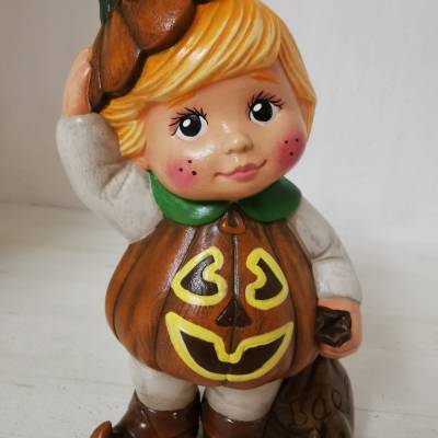 Zuckersüsses Halloween Püppchen aus Keramik 