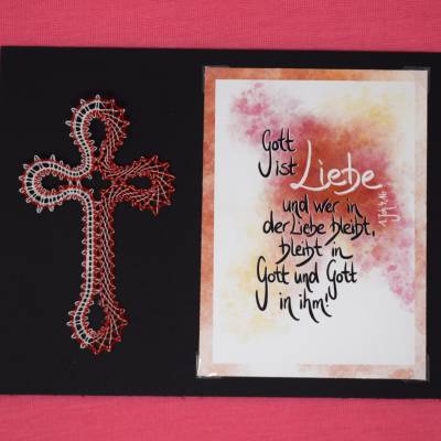 Geklöppeltes Kreuz mit Karte – Gott ist Liebe – Handarbeit aus Leinengarn & Baumwollgarn