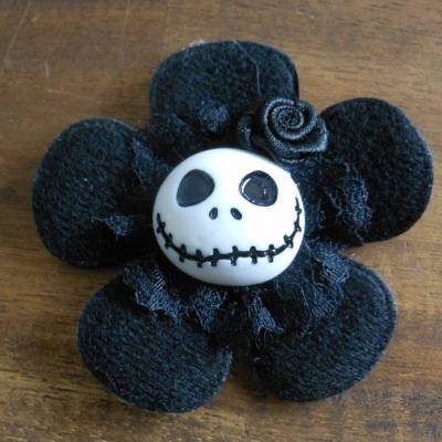 Schwarze Skull Brosche mit Spitze und Satinrose – Gothic Totenkopf Accessoire