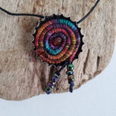Textilschmuck, Kronkorken trifft Wollspirale, extravaganter Upcyclingschmuck