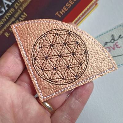 Blume des Lebens Lesezeichen gestickt aus veganem Kunstleder kupferfarben – Geschenk für Yoga, Meditation & B&u