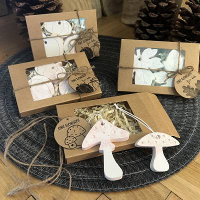 Geschenkset mit Raysin-Anhänger in Naturmotiven. Kleine Geschenke mit großer Wirkung. Blätter Pilze Kürbisse handgemacht