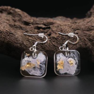 Kreative Wolken-Ohrringe aus Epoxidharz mit Goldflocken, weiß-lila – Geschenkidee für Frau, Freundin, Mama