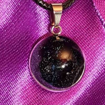 Handgefertigter Cabochon mit Alcohol Ink Effekt – Epoxidharz-Anhänger in Metallfassung an Baumwollkordel