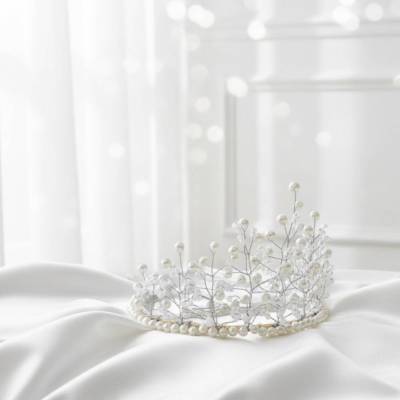 Elegante Perlenkrone White Grace – Handgefertigte Braut-Tiara in Silber & Weiß