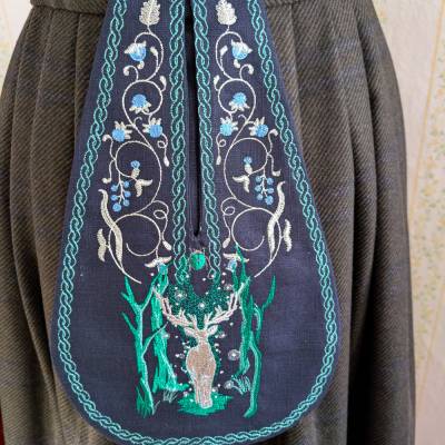 Große nachtblaue Bauchtasche aus Leinen mit Stickerei – Fantasy mit silbernem Hirsch